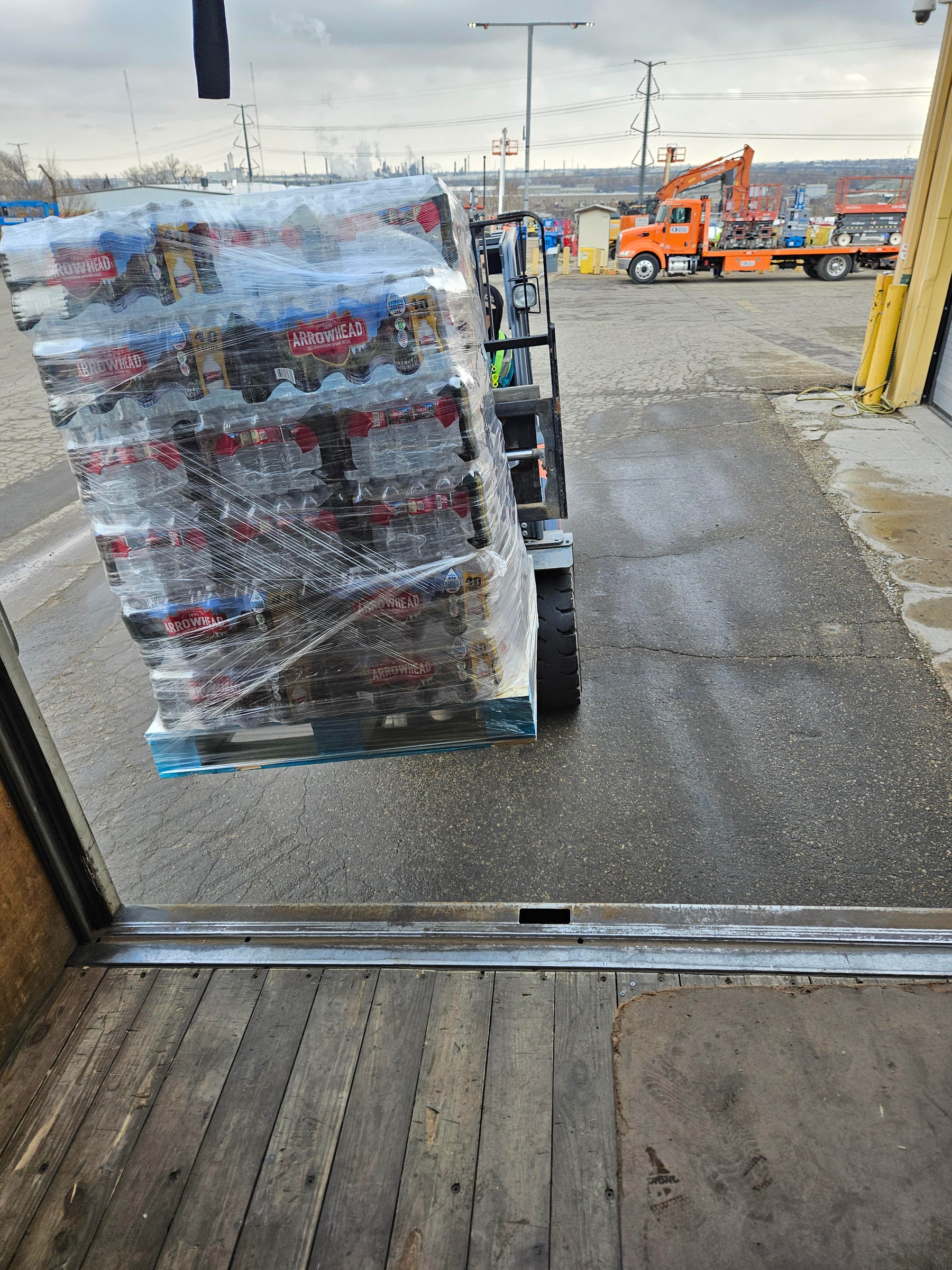 BPA-free Arrowhead bottled water in full pallet format—1,920 bottles of crisp, mountain-sourced hydration.